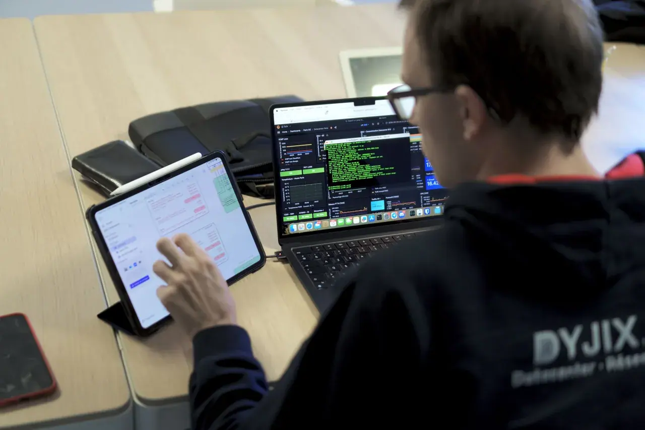 Un technicien Dyjix surveille le datacenter de Paris sur un tableau de bord réseau